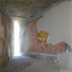 P1190606    Le caratteristiche feritoie, in questo caso illustrate, della Camera dell  Amore.